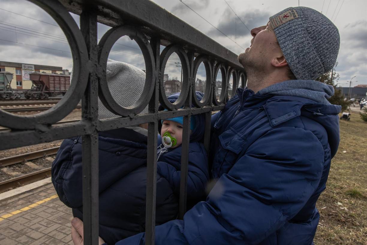 “El segundo intento de un corredor humanitario para civiles en Mariúpol terminó nuevamente con bombardeos por parte de los rusos”, señaló Gerashchenko en su cuenta de Telegram, en el que difundió un vídeo de Kalnya, miembro del Regimiento Azov de la Guardia Nacional, en el que cuenta “cómo los ocupantes rompieron por segunda vez el acuerdo sobre la apertura de un corredor humanitario para unos 200.000 civiles”.