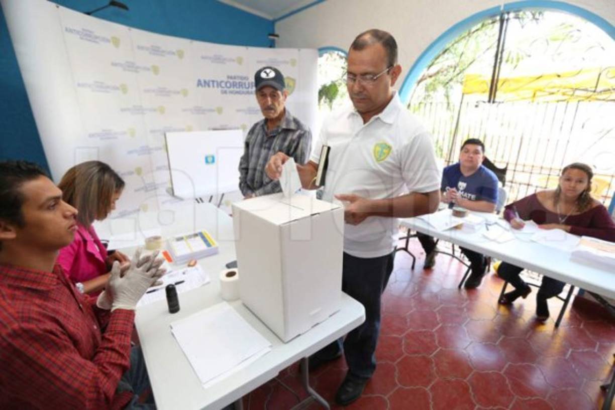 Desde tempranas horas de este domingo, muchos seguidores del Partido Anticorrupción (Pac) acudieron a las urnas para participar en las elecciones internas de esa institución política.