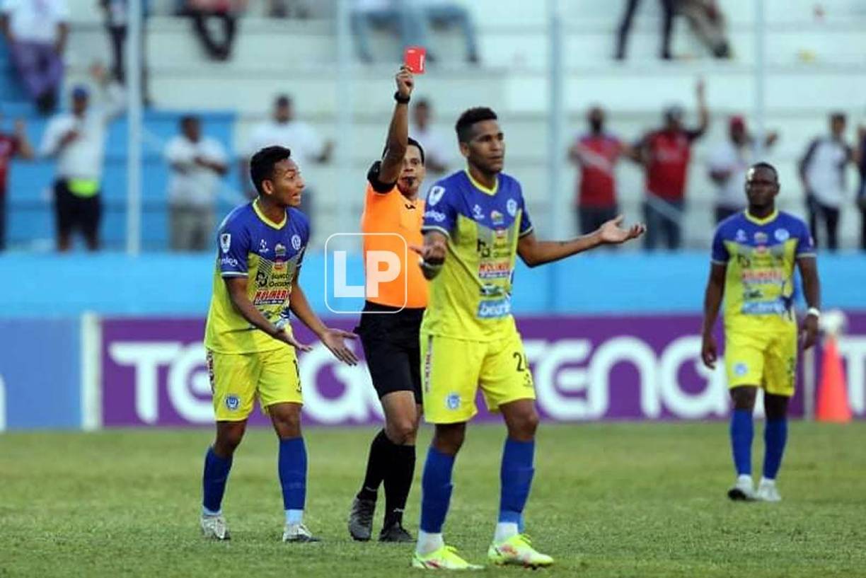 El árbitro Marvin Ortiz expulsó al delantero cubano del Victoria, Yaudel Lahera.