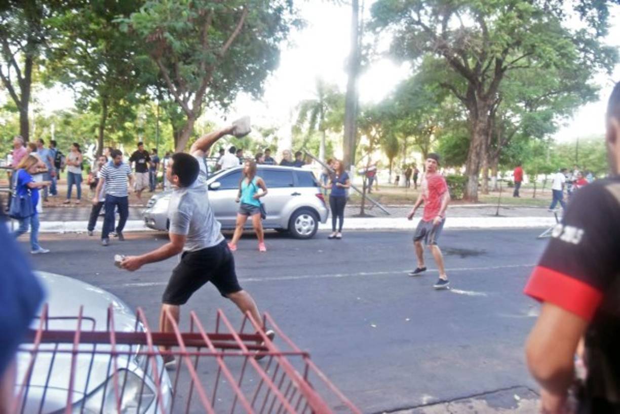Agentes antidisturbios que acordonan el edificio, en el centro de Asunción, dispararon balines de goma a manifestantes.<br/>