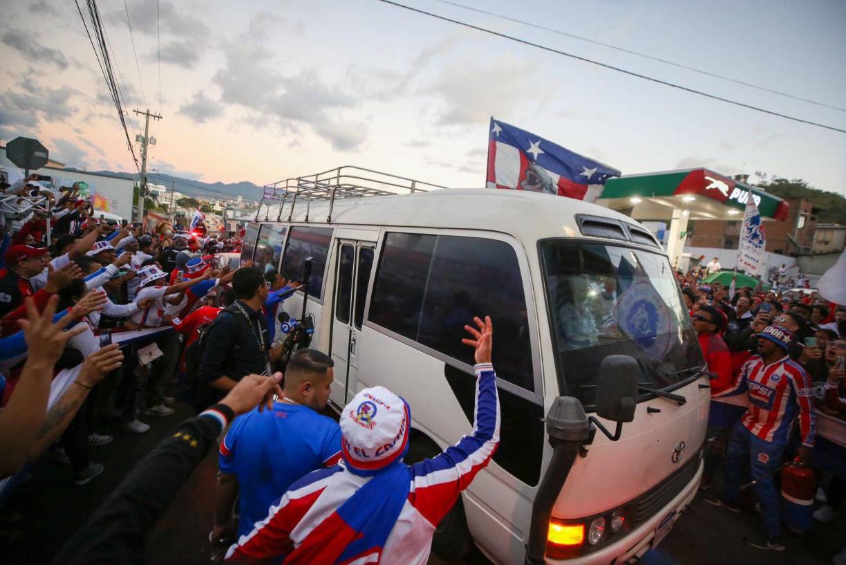 ¡Tremenda fiesta! La Ultra Fiel como siempre apoyando al Olimpia y poniendo color en las afueras del Estadio Nacional. sería un 