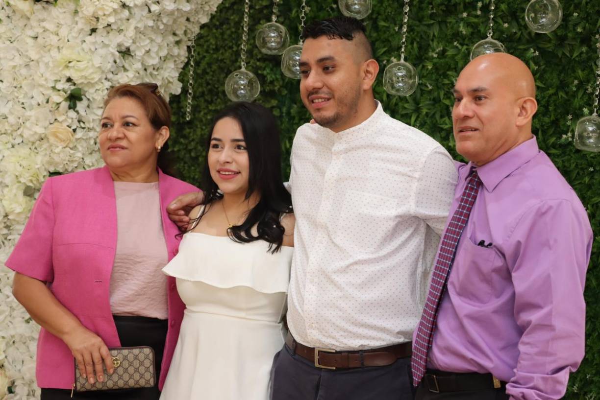 Las puertas de la Iglesia de Cristo Ebenezer estarán abiertas a partir de las 11:00 de la mañana para recibir a las parejas aunque el oficio masivo se tiene previsto que arranque a las 2.00 PM.