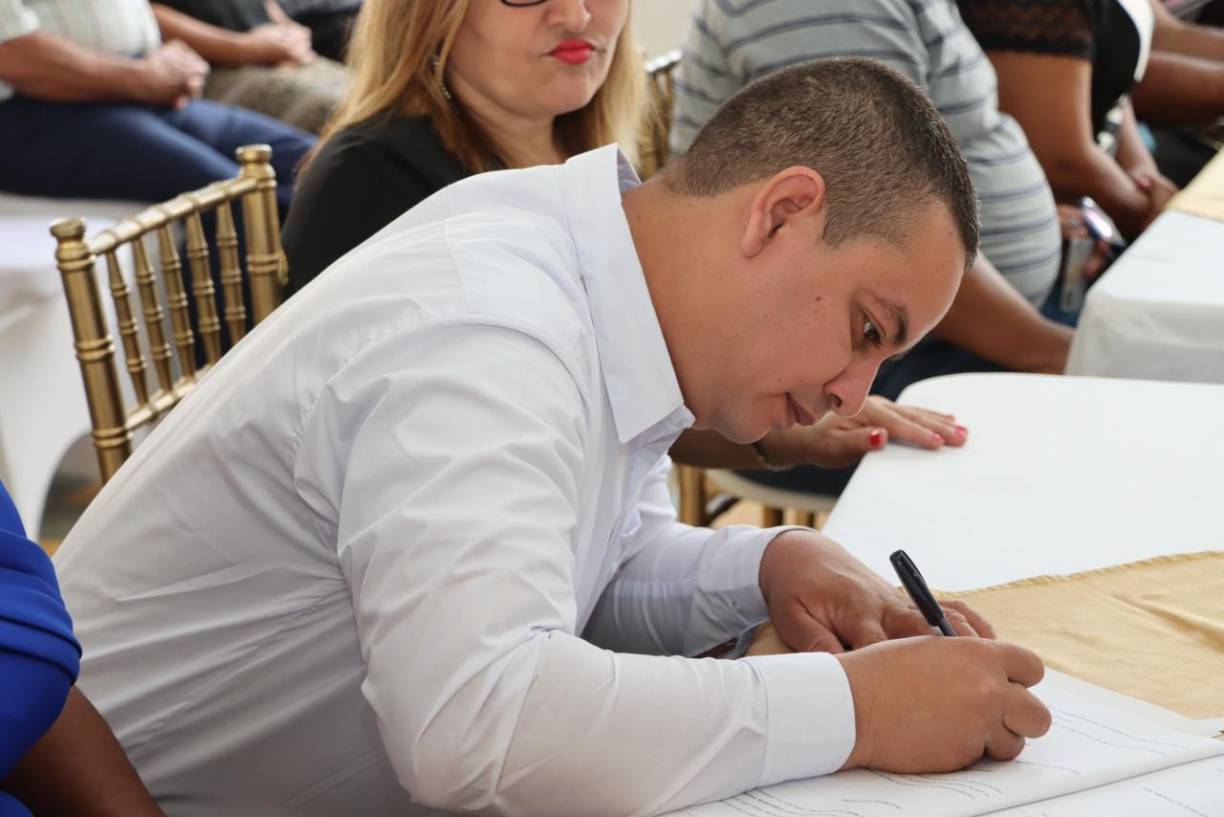 El jefe edilicio indicó que la función de un alcalde no consiste solo en hacer puentes o pavimentaciones de calles, un alcalde también debe preocuparse por el núcleo familiar, la base de una sociedad sana