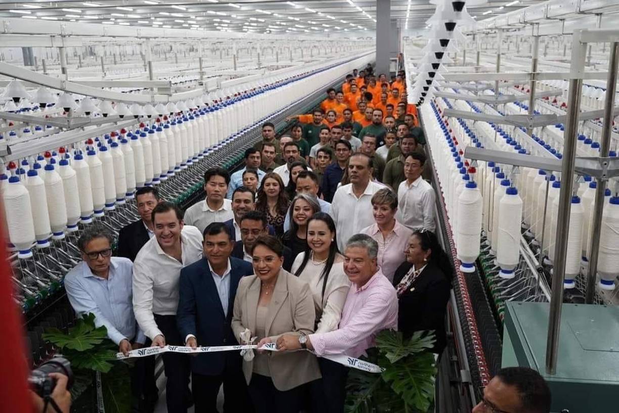 La mandataria hondureña, tuvo el honor de hacer el corte inaugural de la planta textil Nortthern Spinning junto a otros funcionarios de su gobierno.