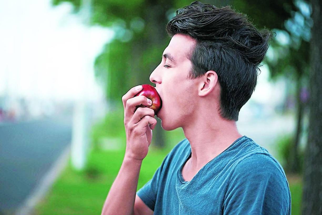 6. La noche previa - El corredor debe dormir al rededor de 8 horas como mínimo, no tiene que entrenar hasta el cansancio, hidratarse bien y no cenar en exceso ni comidas pesadas.