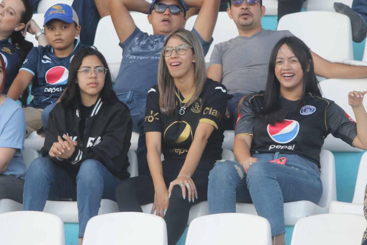 Las aficionadas también disfrutaron del espectáculo en el clásico disputado en Tegucigalpa.