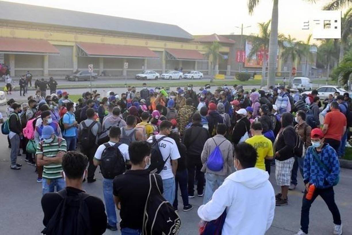 Abrazado con la bandera de su país, en azul y blanco, Miguel fue uno de los hondureños que hoy alentó a unos 300 inmigrantes del primer grupo que salió desde la Central Metropolitana de autobuses del servicio interurbano, de San Pedro Sula.