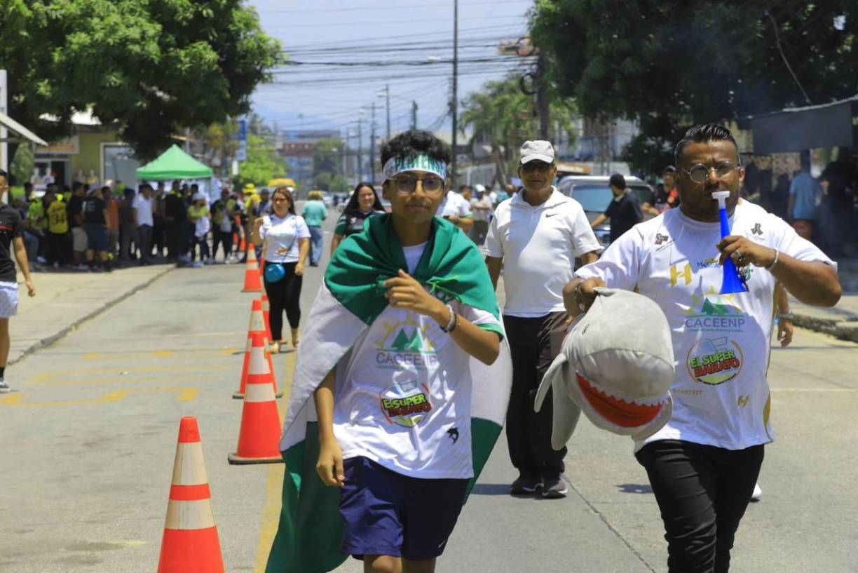 Un gran ambiente se vivió en los alrededores del Estadio Excélsior.