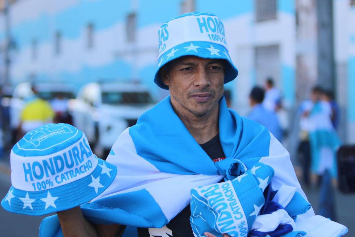 Los vendedores también llegaron temprano para aprovechar el movimiento de los aficionados hondureños en su llegada al recinto capitalino. 