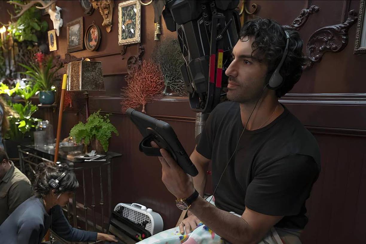 El caso recién inicia y los medios informativos ya están publicando las reacciones del público, que está dividido en dos bandos: unos a favor de Baldoni y otros de Blake. La esperada secuela de la película está en suspenso, ya que Baldoni es dueño de los derechos de la historia del libro en la que está basado el film. Él no sólo protagonizó la primera película, la dirigió también.