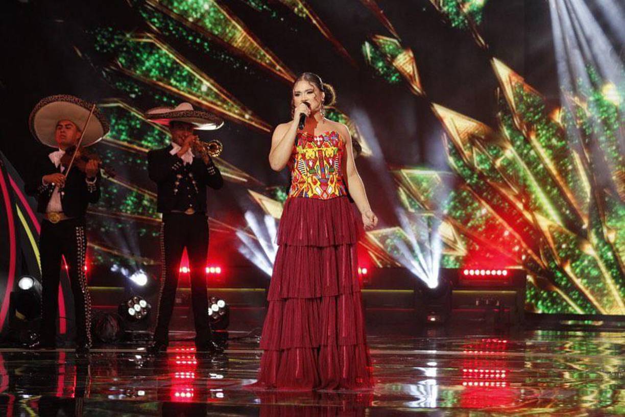 Bellísima, así lució durante el concierto número 10. Con el cabello recogido y con un vestido color ocre y con flecos, Cesia cautivó a los espectadores. 
