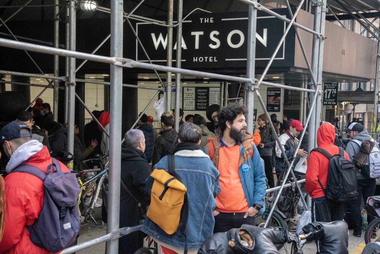 El alcalde Eric Adams llegó a poner en duda de que los que dormían en la acera fueran realmente inmigrantes, parte de la ola de 43.000 que han llegado a Nueva York en los últimos ocho meses. 