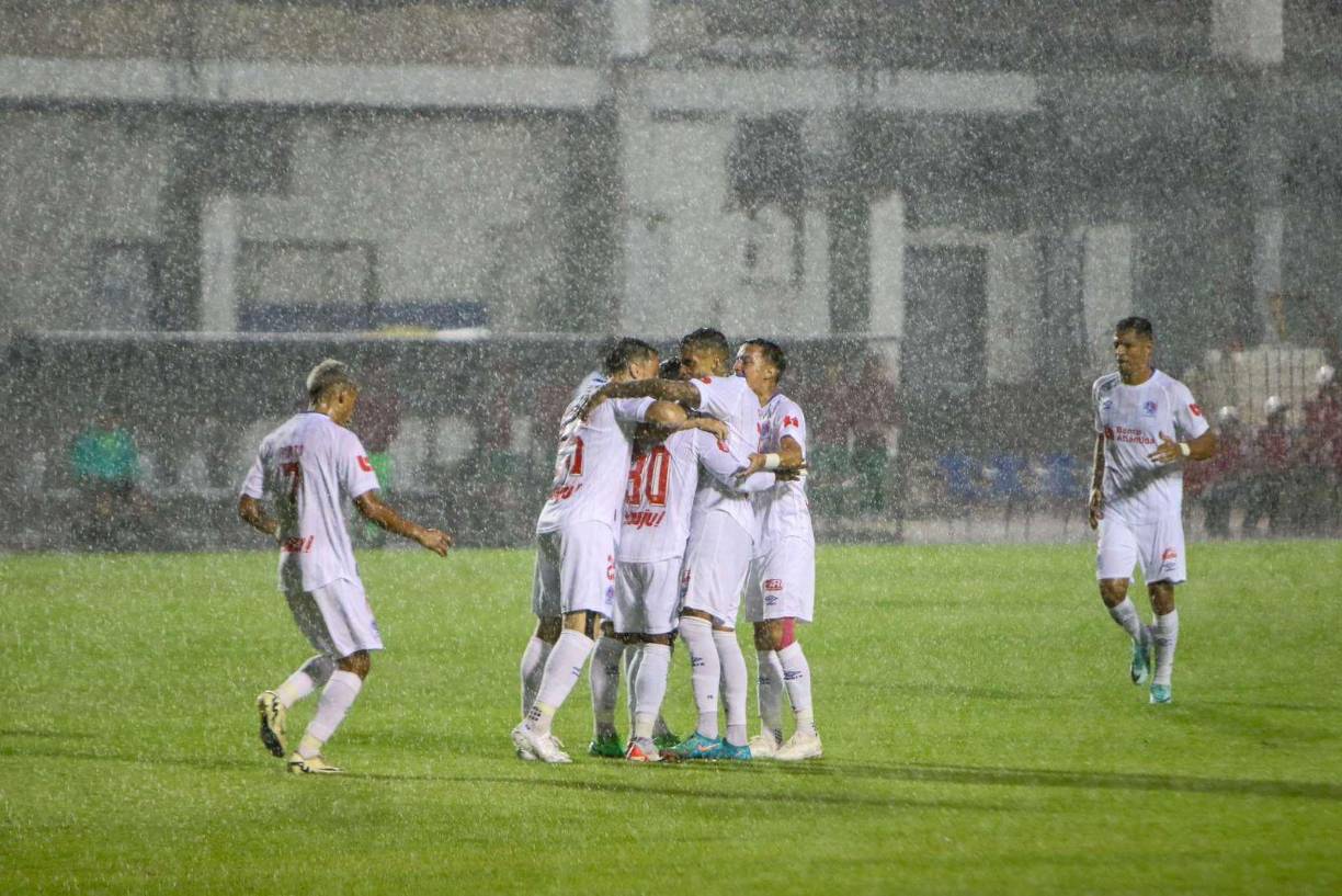 Solani Solano no perdonó y endosó el segundo d e los Albos y lo que al final sería el 2-2 definitivo. ¡La lluvia llegaba al Nacional!
