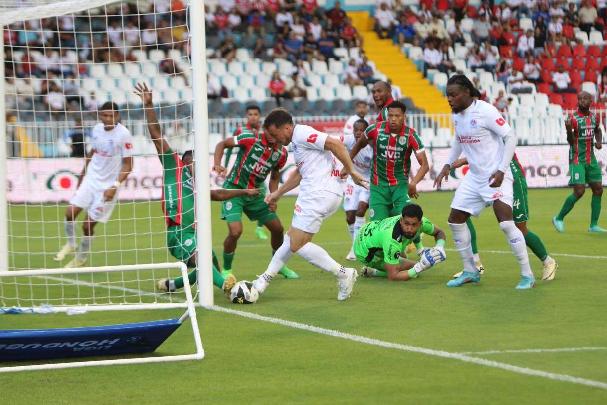 Durante el partido, Colombini tuvo para estrenarse en Liga Nacional con Olimpia, pero Yeer Gutierrez salvó sobre la línea.