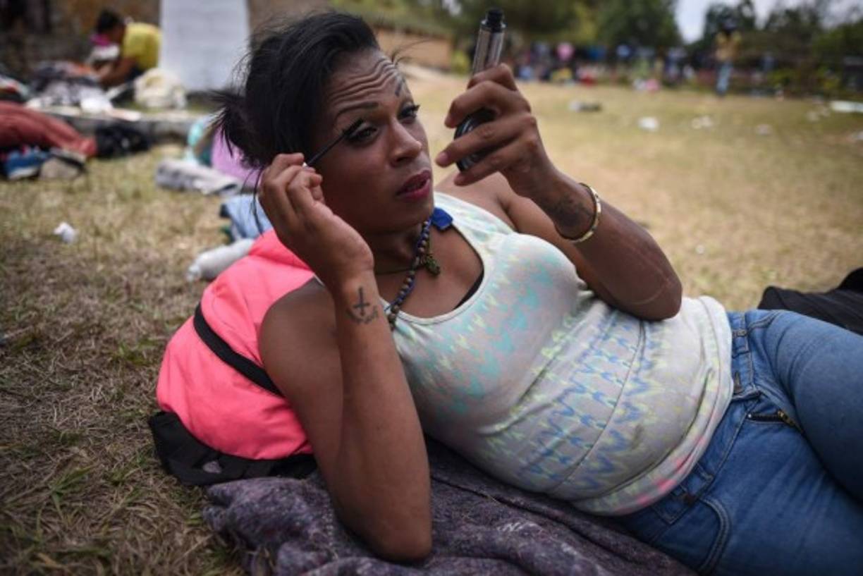 Esta transexual hondureña descansa en un campamento instalado en Oaxaca para los migrantes que integran la caravana.