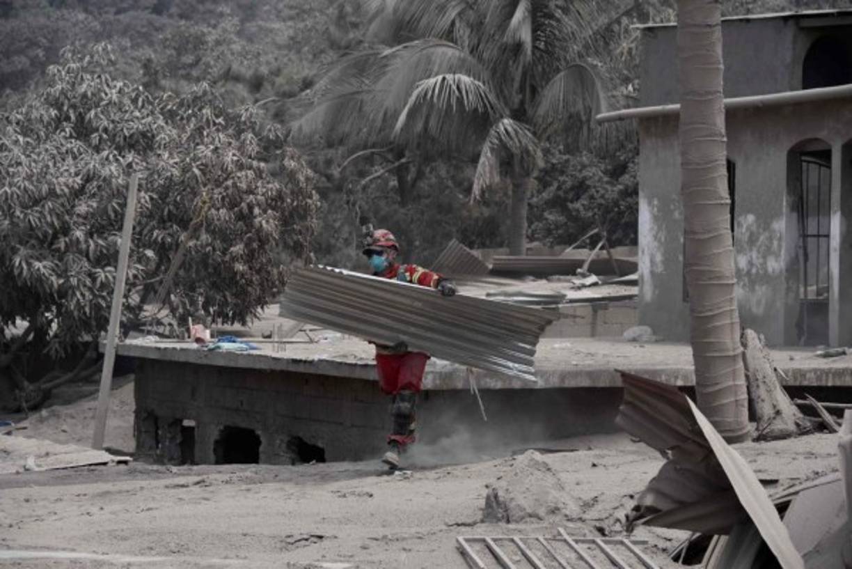 La presidencia anunció que este martes se comenzará a definir el plan de acción para iniciar lo antes posible la tarea de reconstrucción de áreas devastadas.