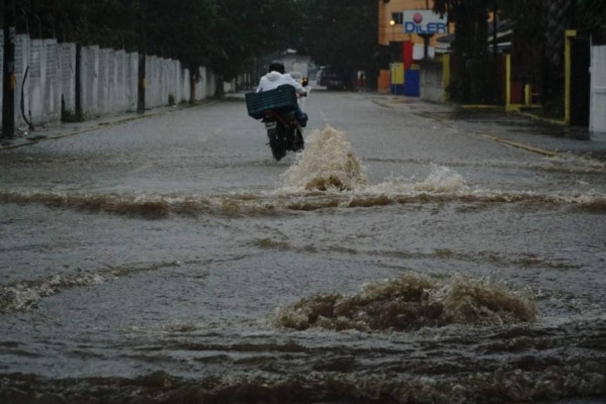 La calle frente al cementerio recibe toda el agua de las calles de la parte alta de la ciudad.