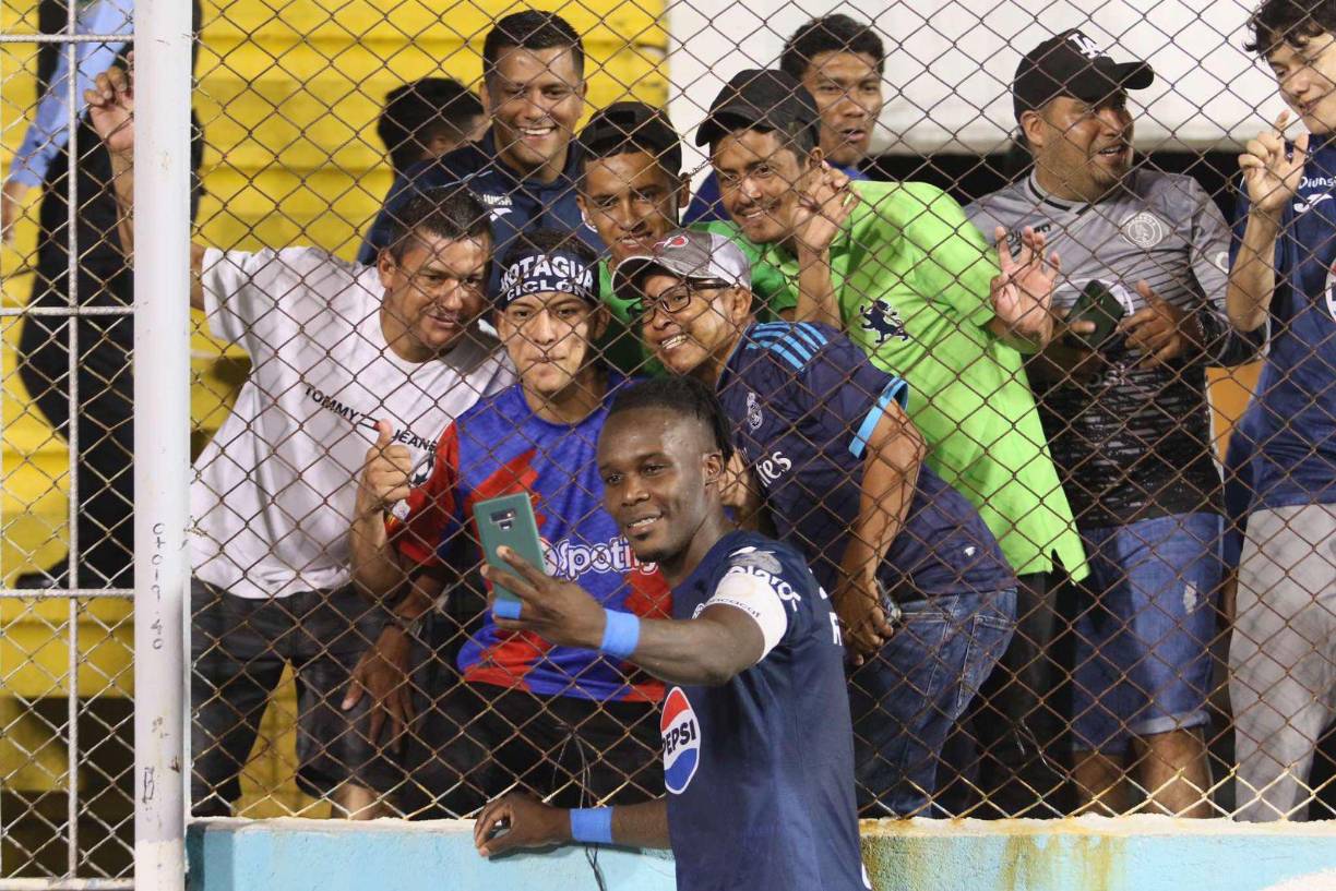 Rubilio Castillo compartió con algunos aficionados al finalizar el encuentro.