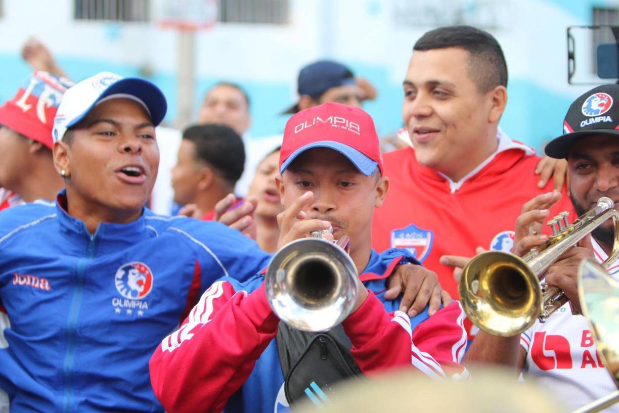 Sin duda, una tremenda fiesta la que se vivió en las afueras del recinto capitalino previo al gran duelo. 