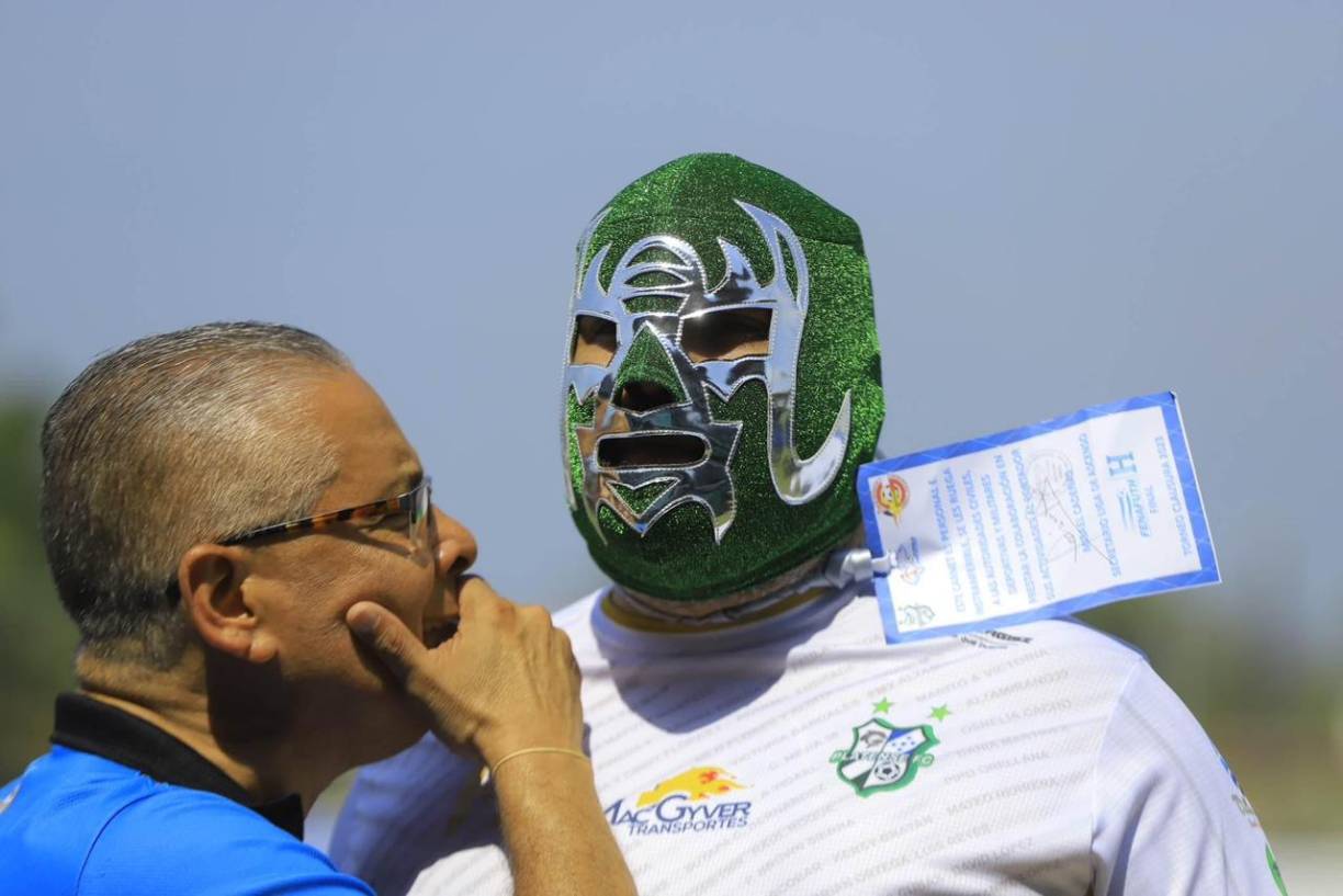 El enmascarado de Platense en la previa de la gran final del torneo Clausura 2023 de la Liga de Ascenso.