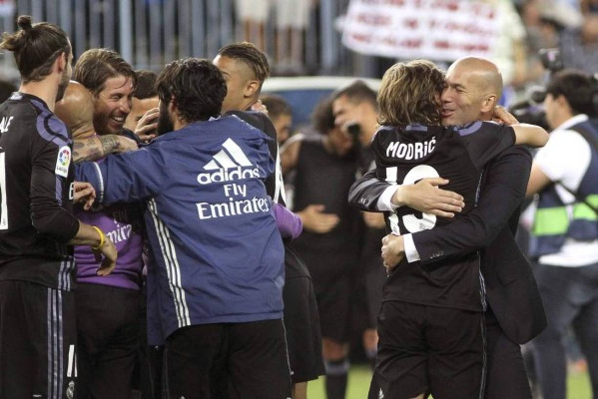 GRAF7005. MADRID, 19/09/2018.- El delantero del Real Madrid Mariano celebra tras marcar el tercer gol ante la Roma, durante el partido de la primera jornada de la Liga de Campeones disputado esta noche en el estadio Santiago Bernabéu, en Madrid. EFE/Rodrigo Jiménez