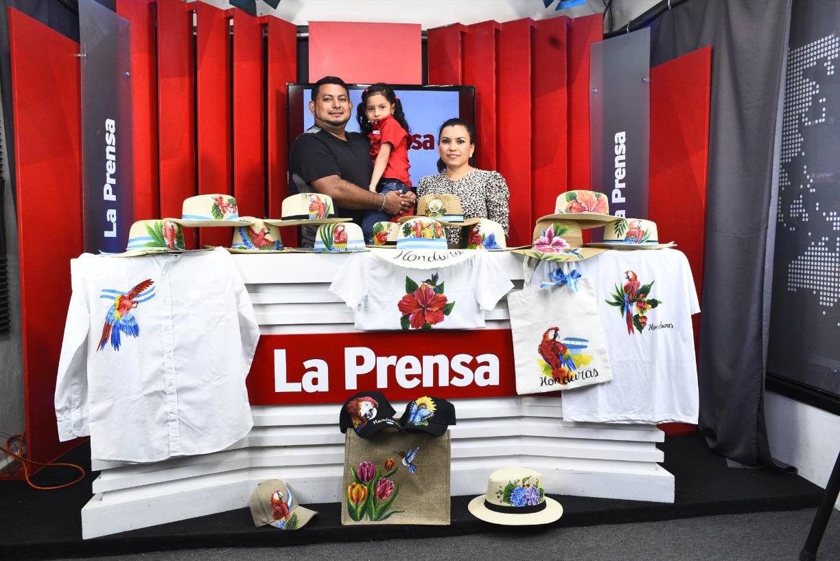 Y es que para la pintora Danubia López no hay día que no este ocupada en su vida diaria llevando e impartiendo arte, afirmó que en sus pasatiempos los aprovecha para pintar sombreros, camisas, gorras, carteras y bolsos para venderlos en su negocio “Mi Espacio Artístico”.