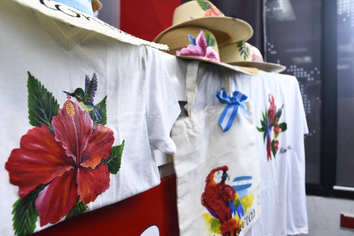 Danubia López dijo que los precios de los sombreros andan por 450 lempiras el mas cómodo y 800 los que llevan más detalles, otros podrían variar el precio según el estilo y el diseño plasmado.