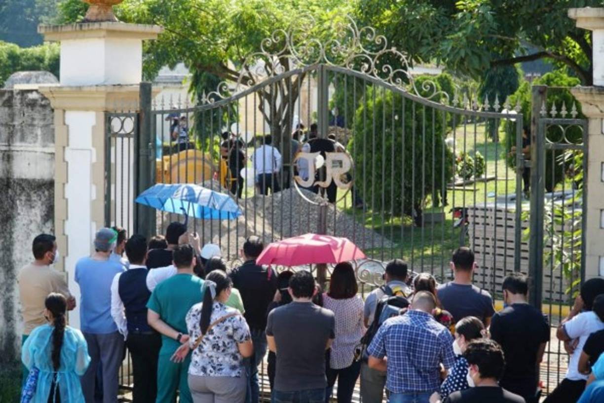 En cementerio de los Jardines del Recuerdo fue enterrado este lunes el joven doctor Yasser Cuéllar, quien falleciera el domingo 14 de febrero, víctima de complicaciones relacionadas con el covid-19.