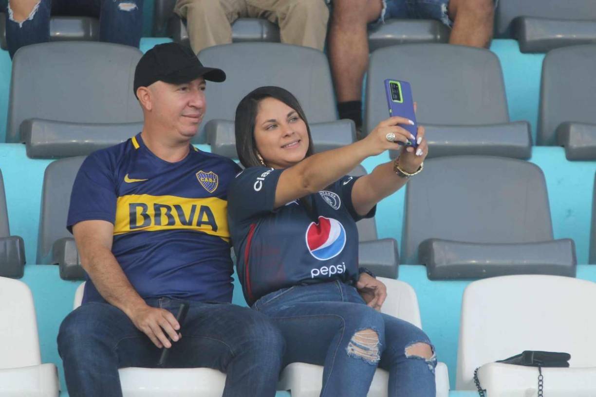 ¡Una selfie para el recuerdo! Estos aficionados del Motagua aprovecharon para tomarse una fotografía.