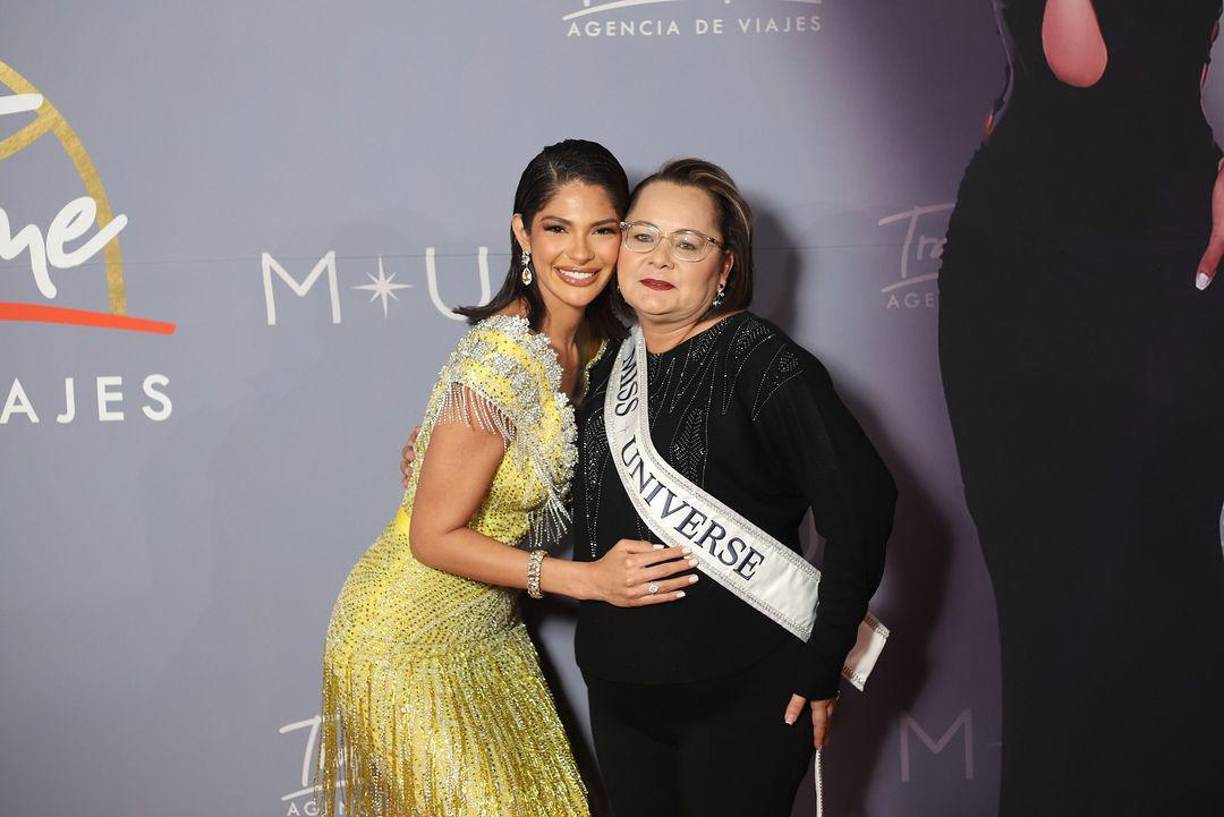 Palacios compartió amenamente con su madre, a quien le entregó la banda de reina. Luego disfrutó la velada entre pláticas y selfis con los asistentes.