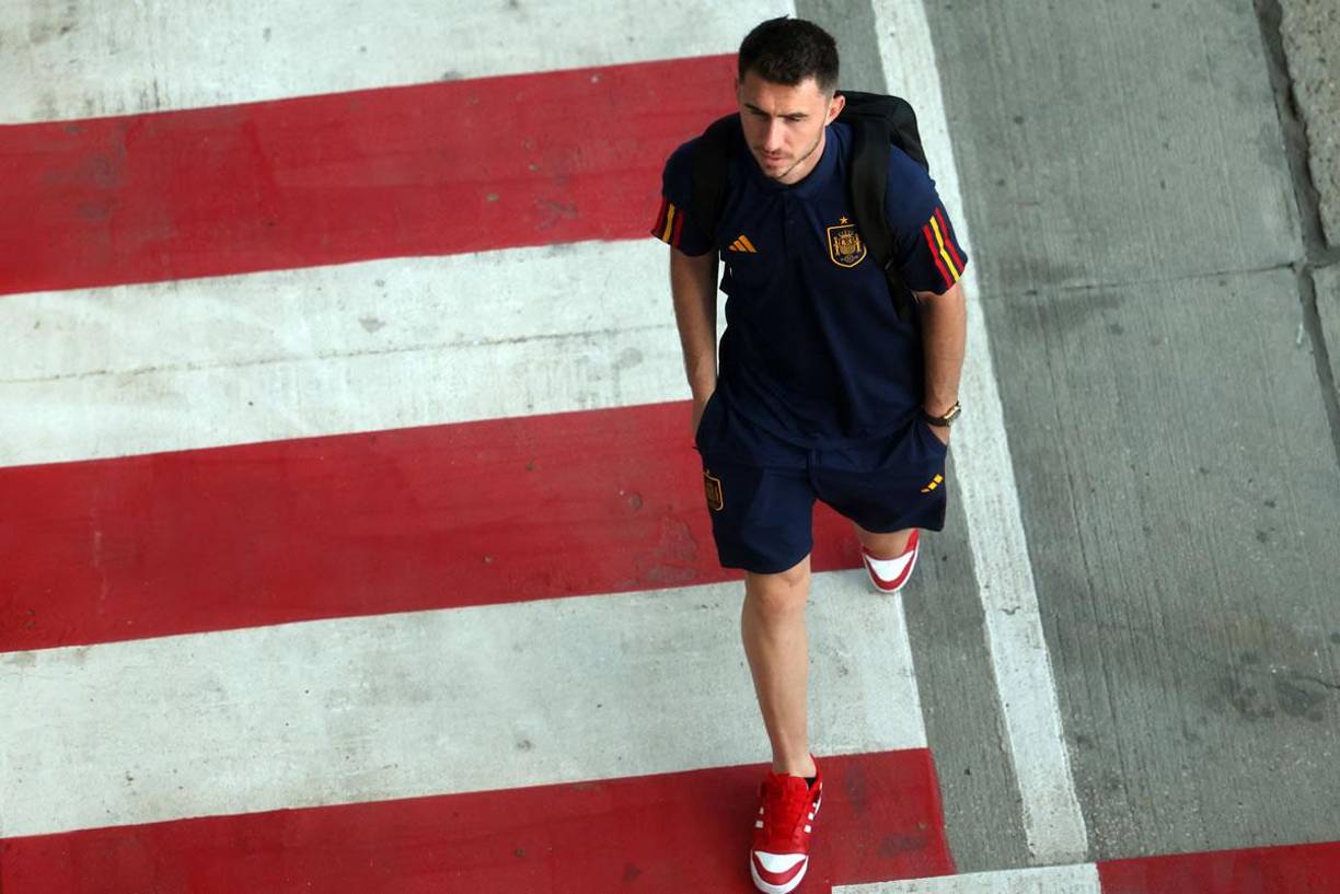 Aymeric Laporte, con rostro serio, saliendo del aeropuerto de Madrid Barajas-Adolfo Suárez.