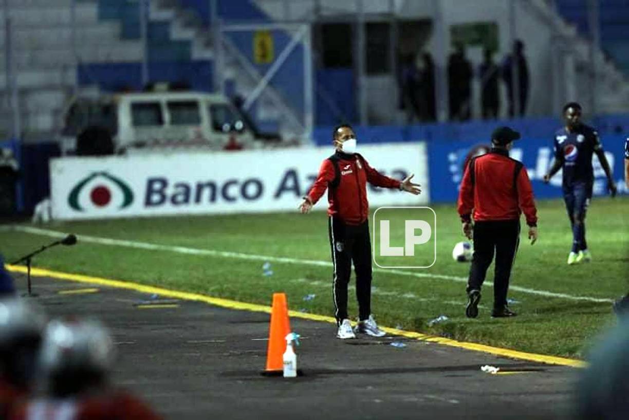 Jorge Pineda, asistente técnico de Marathón, no estaba contento con las decisiones arbitrales de Melvin Matamoros.
