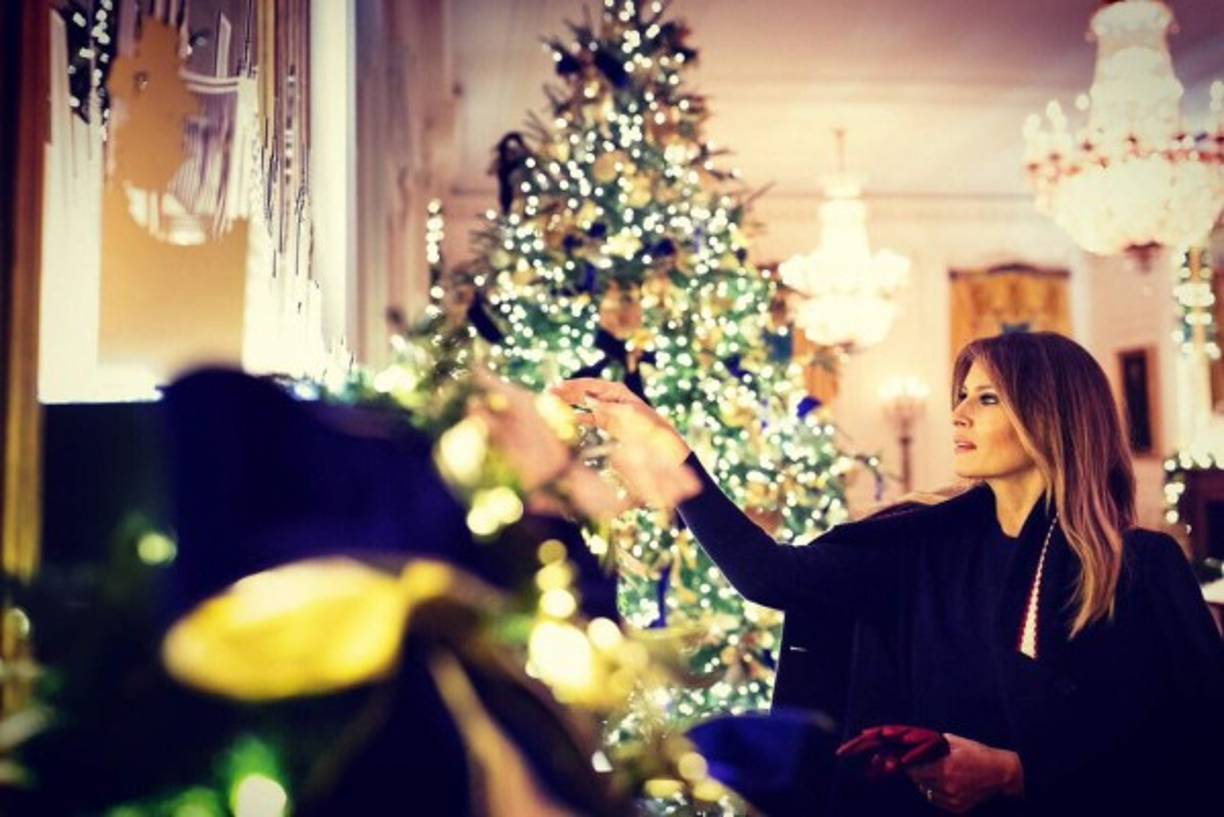 Los adornos color rojo y dorado predominan este año en la decoración navideña de la familia presidencial estadounidense.