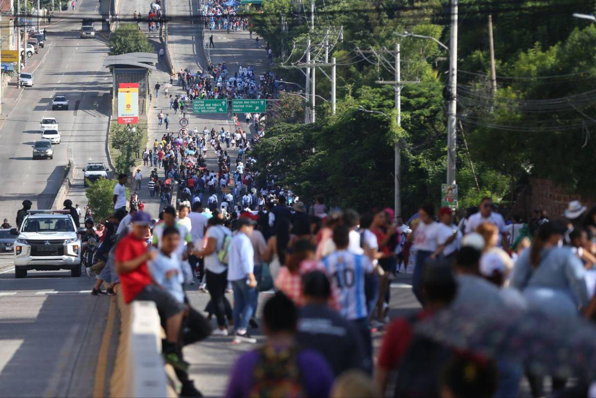 Padres de familia y ciudadanos en general acuerpan a sus hijos que encabezan los desfiles durante esta jornada dominical en calles y bulevares del Distrito Central. 