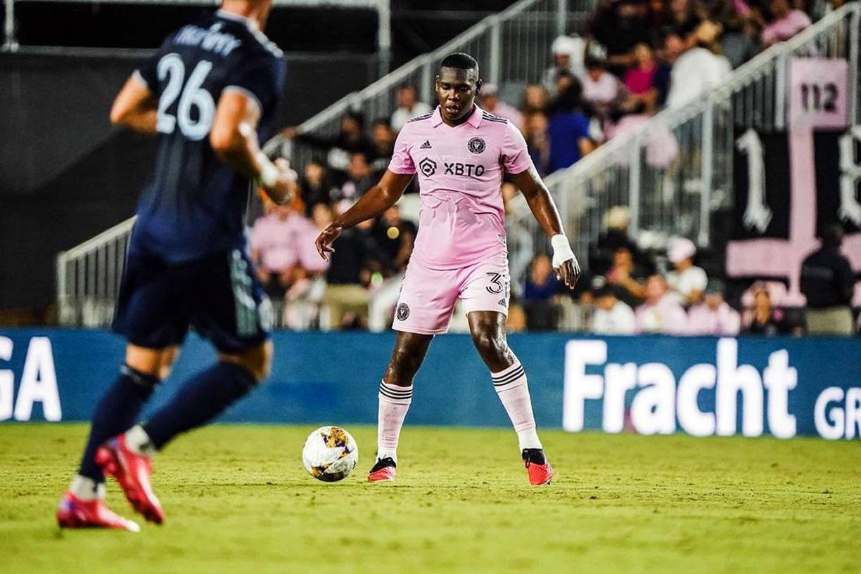 Kamal Miller - El defensor canadiense es inamovible en el esquema del ‘Tata’ y su contrato vence en 2026. Su valor en el mercado es de 5 millones de euros a sus 26 años.