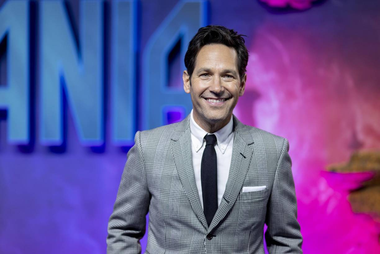 Paul Rudd es actor, productos y director. Cumple 54 años el 6 de abril. Nació en Passaic, Nueva Jersey. Sin embargo, su madre era originaria de Surbiton, Inglaterra, y su padre era de Edgware. En 2021, Paul fue elegido como el “hombre vivo más sexy” por la revista People. 