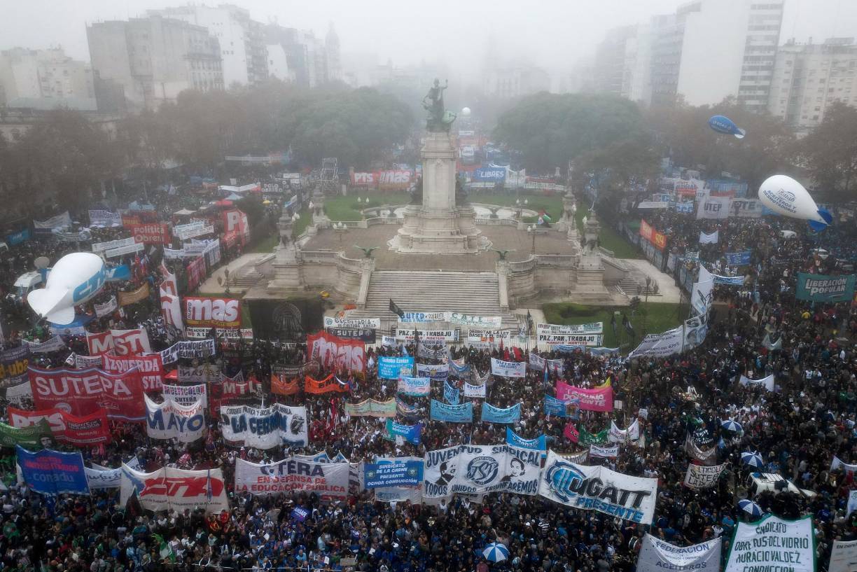 Los manifestantes que derribaron vallas y arrojaron piedras y palos a las fuerzas de seguridad, y éstas, que respondieron con gases lacrimógenos y carros hidrantes.