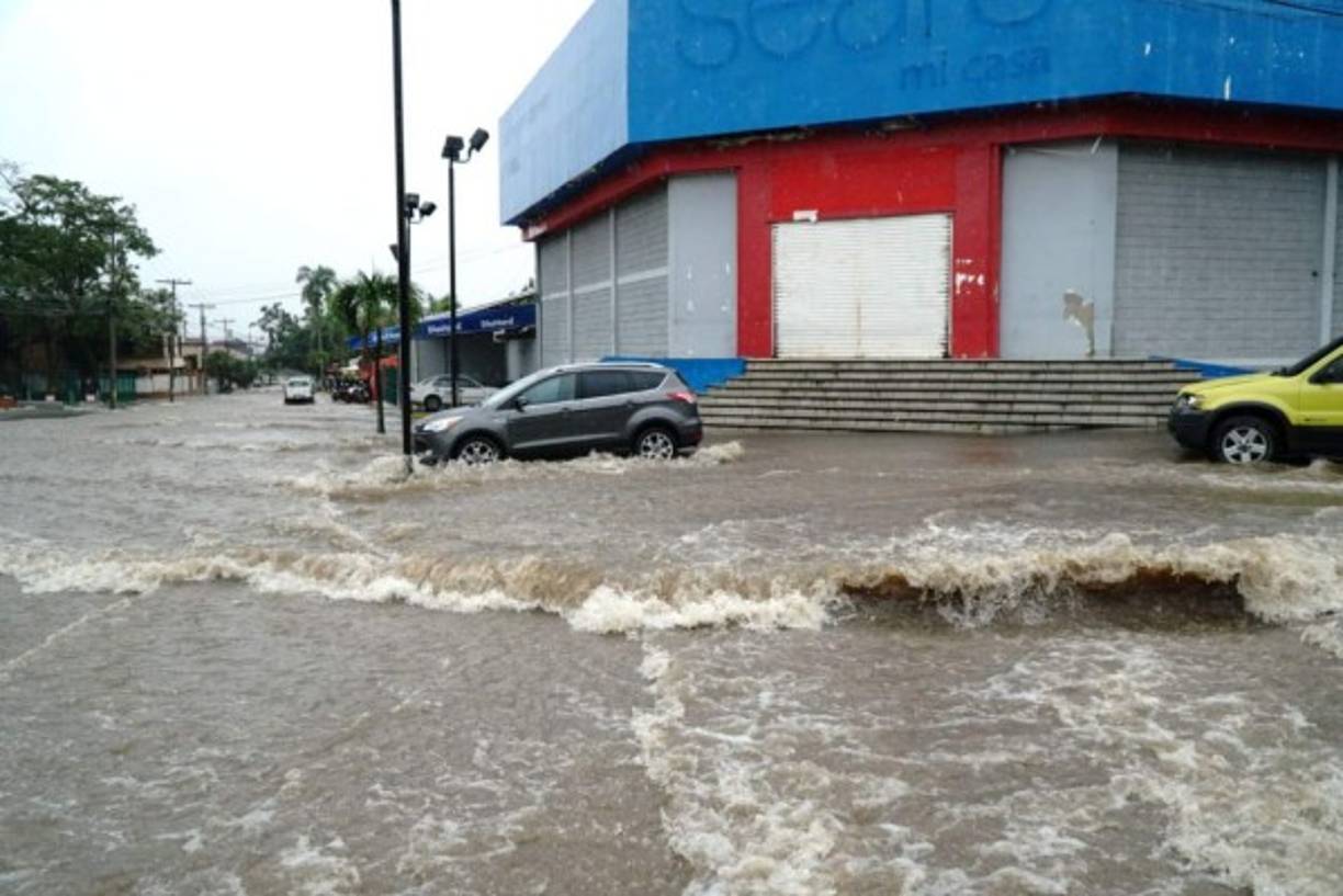 Grandes cantidades de agua bajan por la vía y forman prácticamente un río.