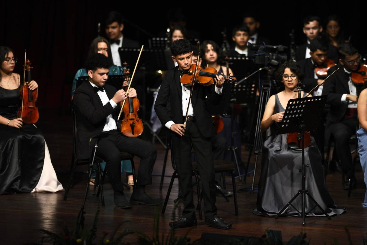 Los jóvenes de la Orquesta Sinfónica de la Escuela de Música Victoriano López brillaron en su presentación artística. 