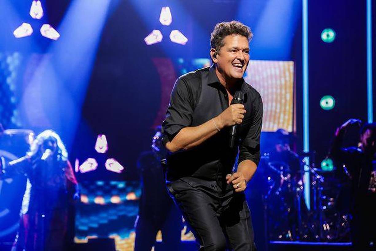 Ante unas 2.000 personas, los artistas prestaron sus voces a la música colombiana que ha dominado el ecléctico catálogo de Vives, desde que comenzó con el personaje de ‘El Gallito Ramírez’, en la telenovela homónima, donde cantaba los éxitos vallenatos del maestro Rafael Escalona.