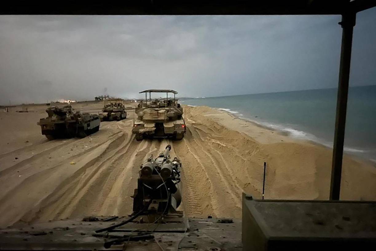 Las tropas israelíes irrumpieron por tierra en la Franja hace diez días, después de varias semanas de continuos ataques de artillería desde suelo israelí y bombardeos aéreos, mientras los uniformados habían logrado rodear la ciudad de Gaza, mayor núcleo de población.