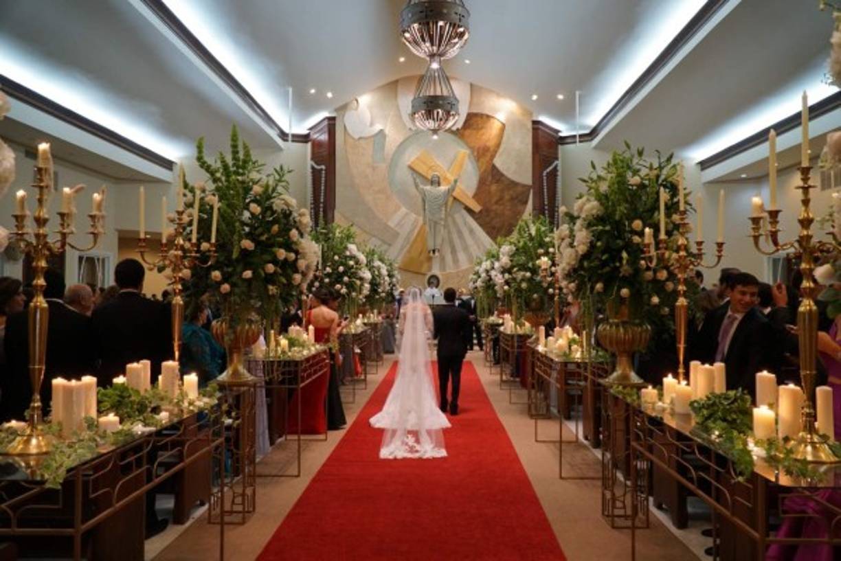 El recinto católico estuvo repleto de feligresía que atendió invitación al enlace.