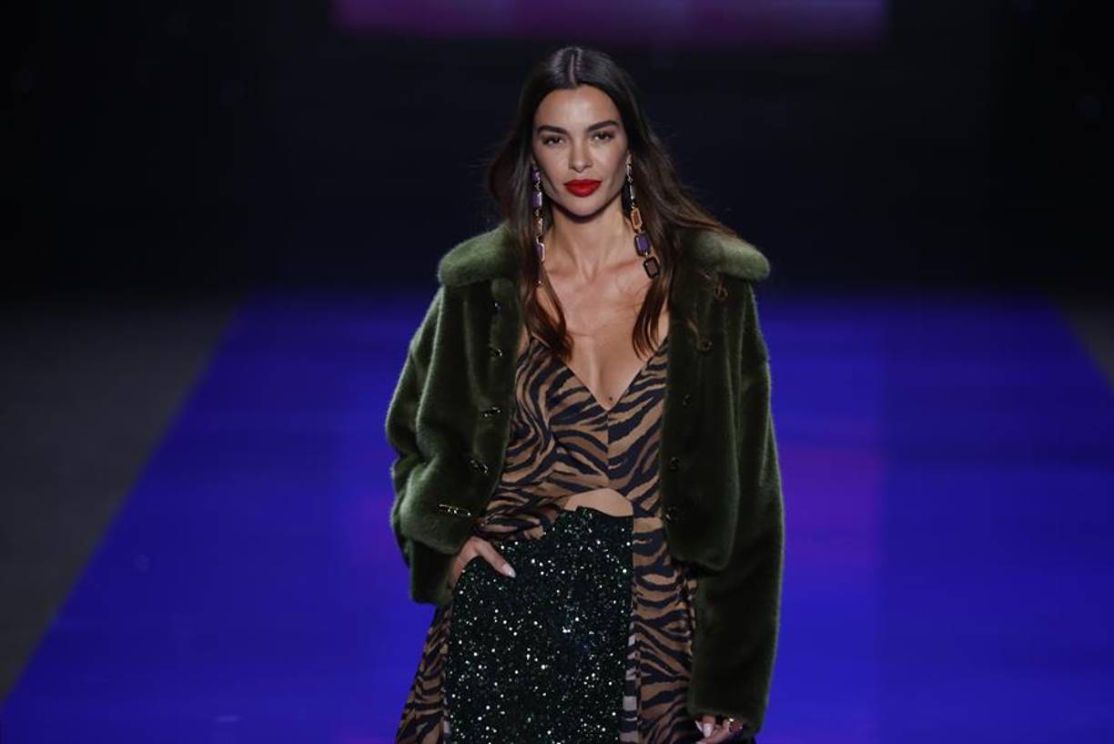 Joana Sanz, en una primera salida ha lucido un conjunto verde con sobrefalda con estampado de leopardo. 