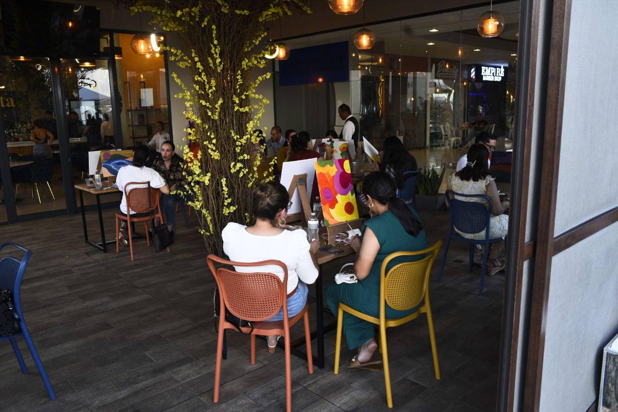 El interior del restaurante predilecto se llenó de color con las pinturas.