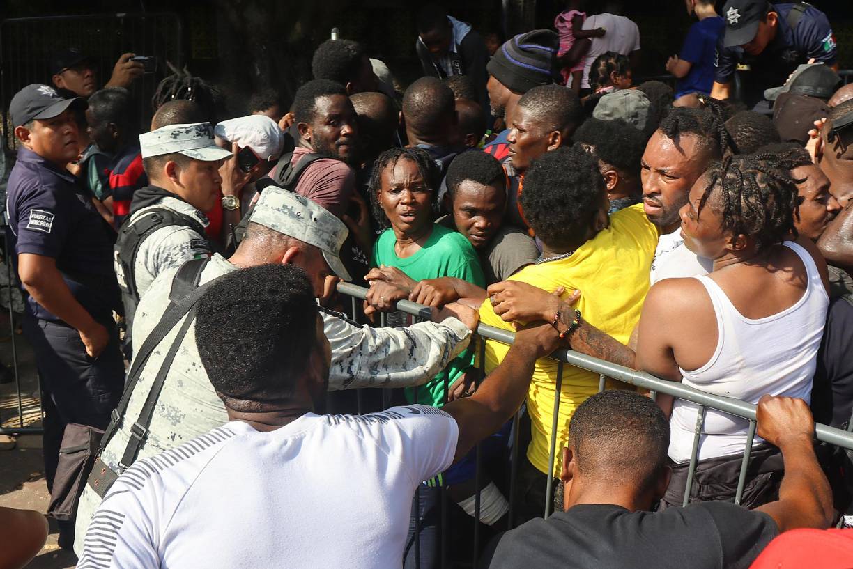 Previamente el martes, miles de migrantes se manifestaron y entraron por la fuerza en las oficinas de la Comisión Mexicana de Ayuda a Refugiados (Comar) en la frontera sur de México porque se han paralizado los trámites para solicitar asilo.