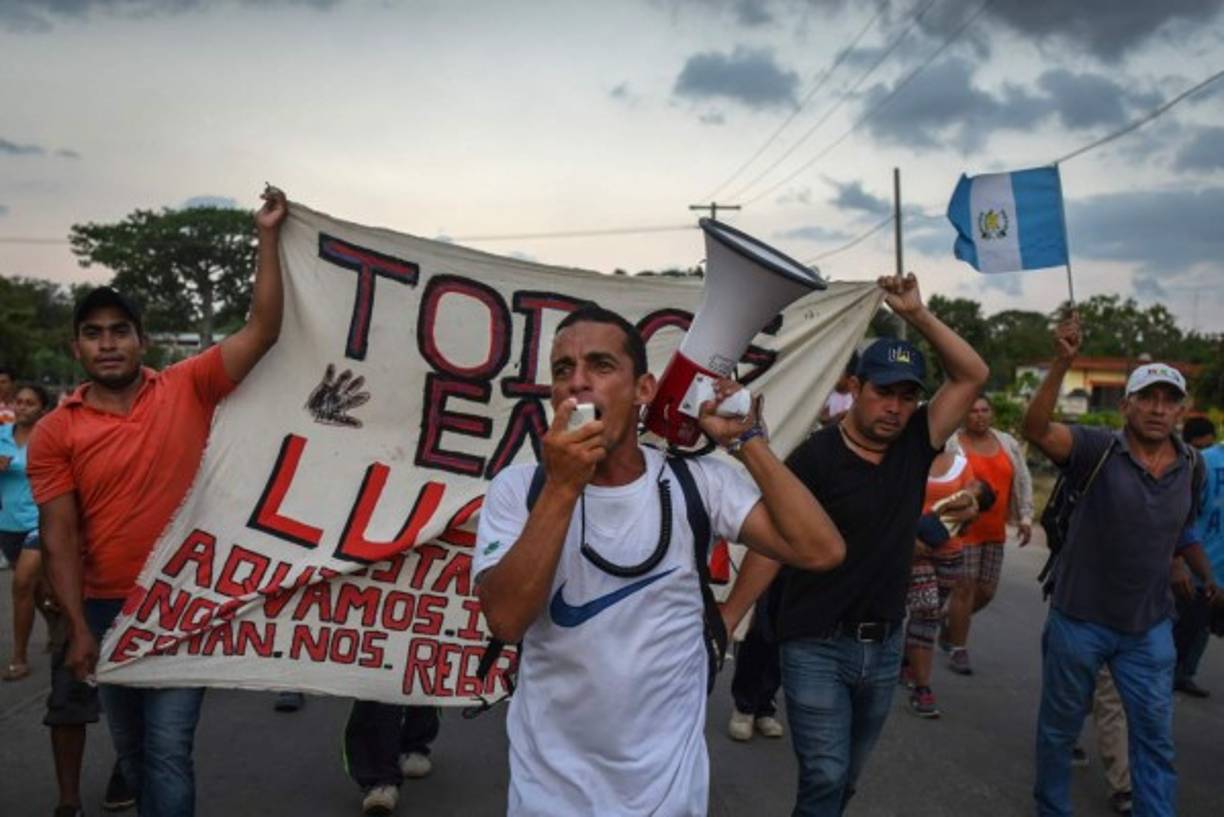 Los migrantes protestaron contra las amenazas de Trump en su recorrido hacia Puebla.