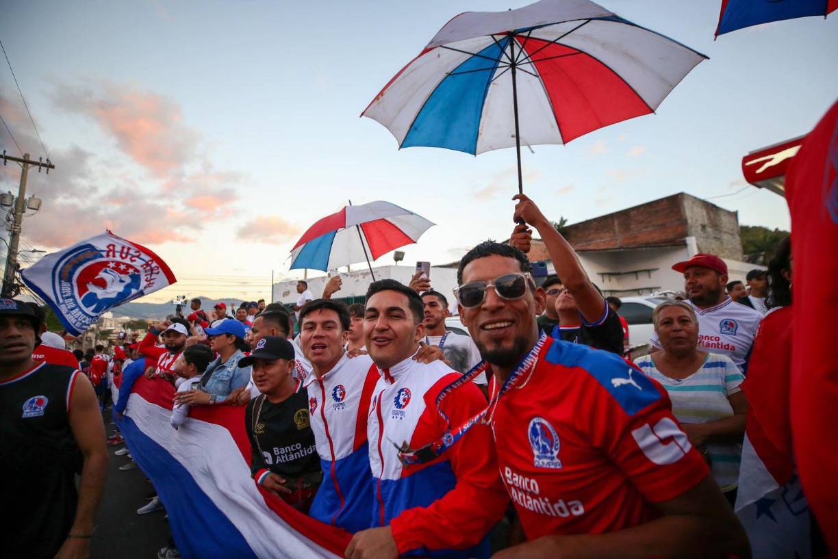 Otras de las imágenes del colorido ambiente en las afueras del Estadio Nacional Chelato Uclés por parte de la afición del Olimpia antes de la gran final ante Motagua. 