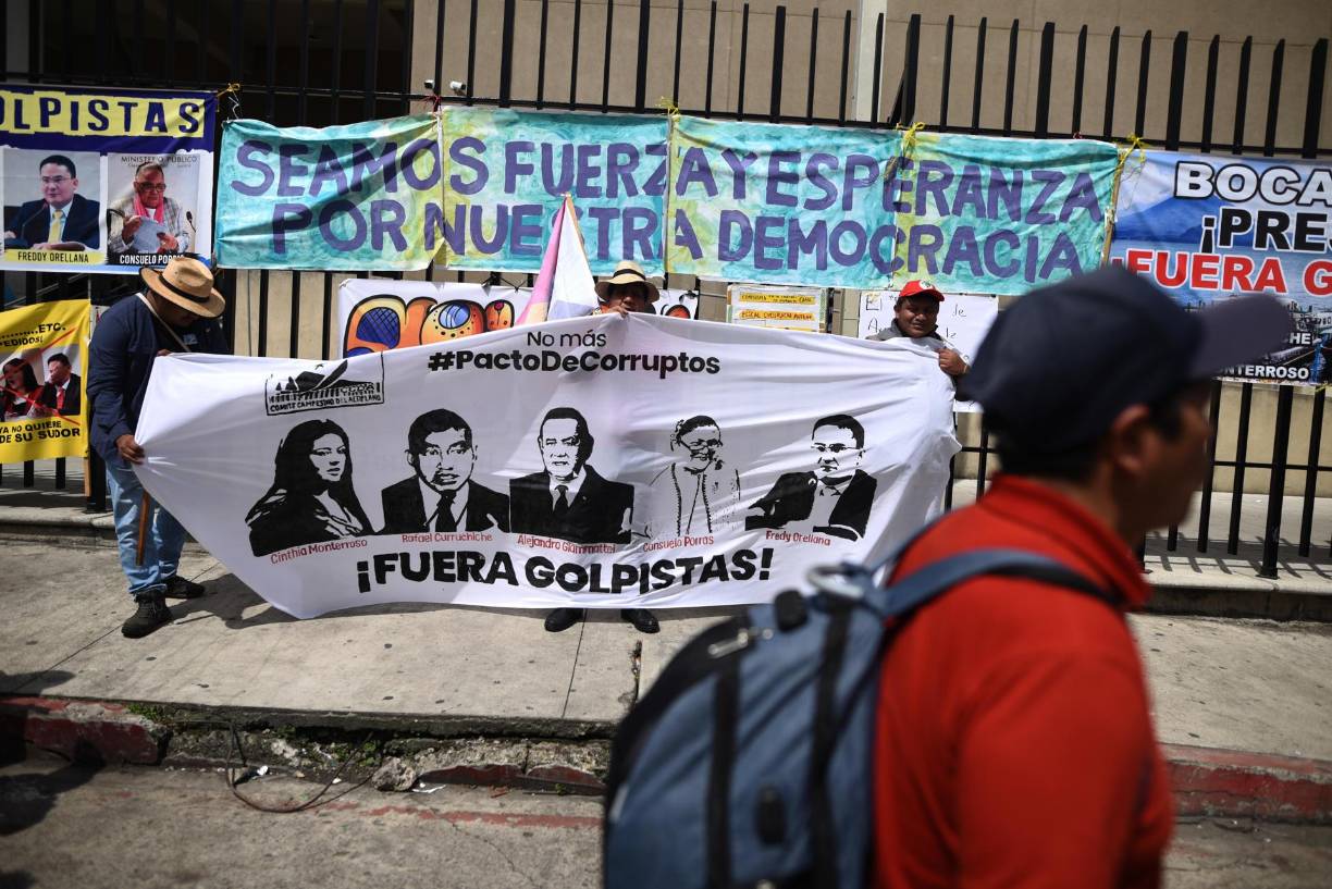 Los manifestantes piden las renuncias de la fiscal general Consuelo Porras, del jefe de la fiscalía contra la impunidad Rafael Curruchiche y del juez Séptimo Penal, Fredy Orellana, quienes mantienen la cruzada legal postelectoral. 