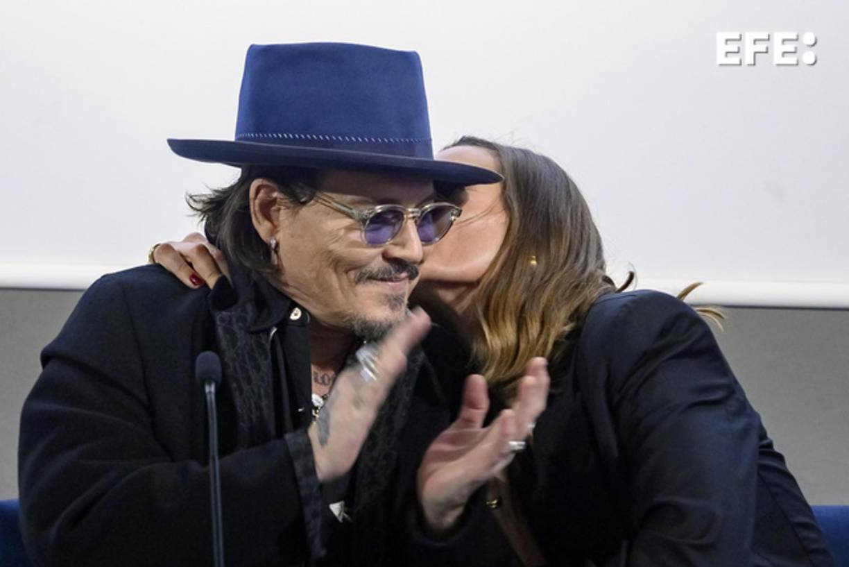Depp confesó que es “tímido por naturaleza”, pero siempre ha querido darle “algo interesante a sus personajes”, a los que conoce “mejor que los guionistas” por los cambios que él ha introducido. Al hacer balance de su labor delante de la cámara, se identificó con personajes como Edward Scissorhands, “probablemente el más cercano” a él, o el capitán Jack Sparrow. “Gracias a los personajes, te atreves a decir cosas que jamás te atreverías a decir en la vida”, resumió.
