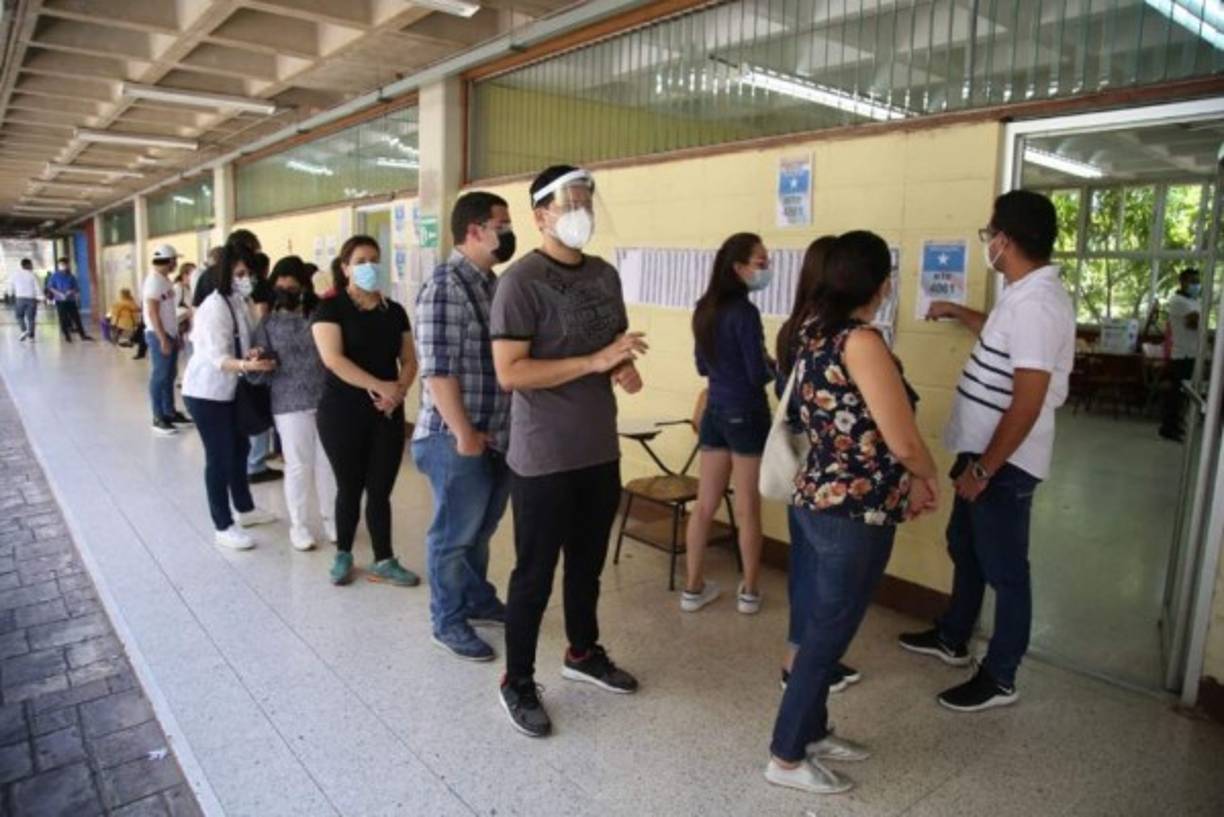 En los centros de votación de Tegucigalpa los hondureños cumplieron con las medidas de bioseguridad para prevenir el covid-19: uso de mascarilla y distanciamiento físico.